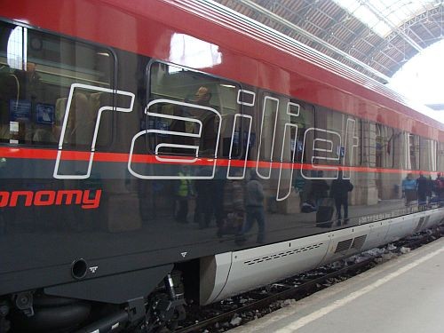 Týden.cz : Antimonopolní úřad zakázal Českým drahám koupit nové vlaky Railjet, podnik se brání